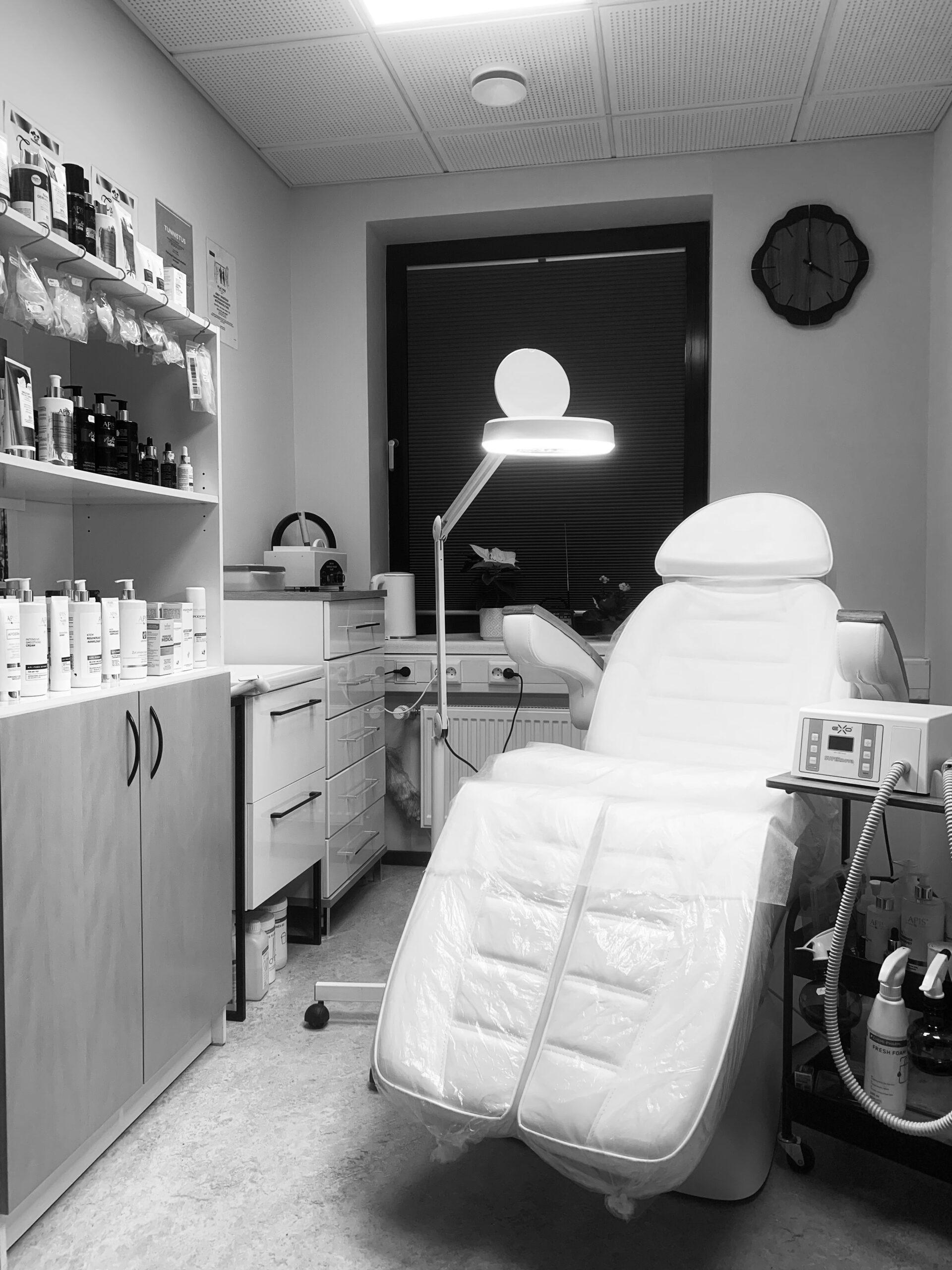 Pärnu kabinet 11 Abi Tervisekabinet Pärnu linnas, näha on pediküüri tool ja suurenduslamp, riiulil Apise tooted