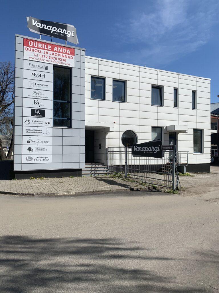 Pärnu kabineti asukoht Vlge maja kus on näha aeda , välisust.Maja küljes on palju silte