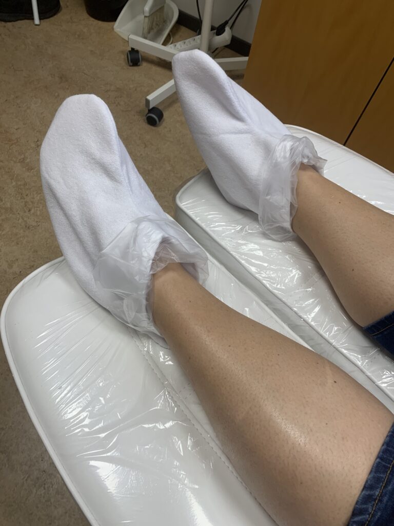 11 Abi Tervisekabinetis on peale sooja parafiini kastmist jalad termosokkides