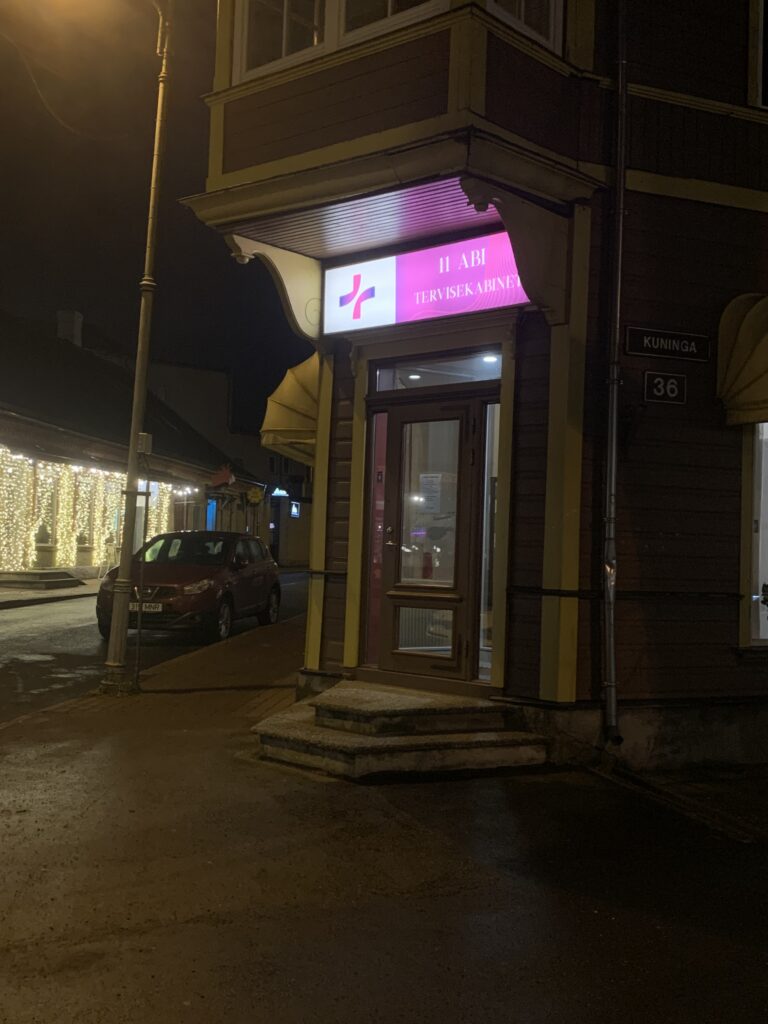 11Abi Tervisekabineti välisvaade 11 Abi Tervisekabineti uks väljast valguskastiga