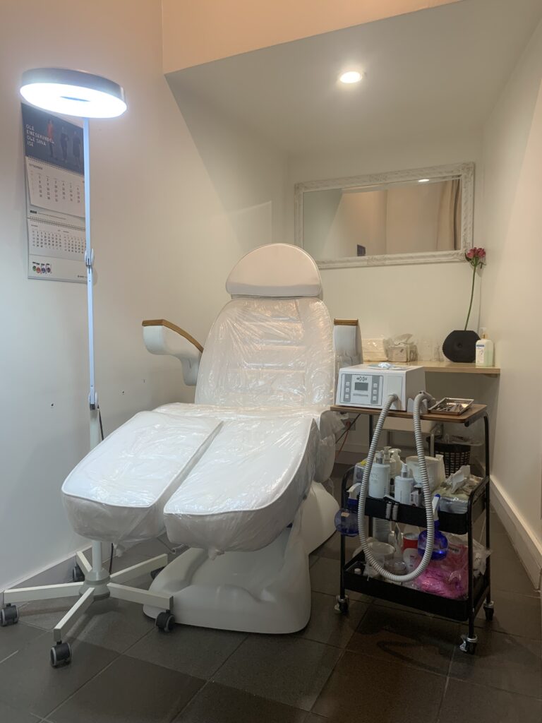 11 Abi Tervisekabineti pediküüri ruum 11 Abi Tervisekabineti pediküüri ruum tõstetava pediküüri tooliga ja töökäruga kus on peal freespuur, taga seinas paistab peegel ja laual on lill.