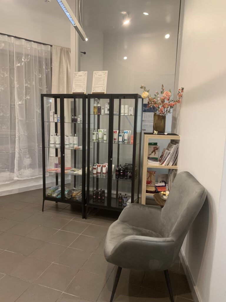 11 Abi Pärnu Tervisekabineti ootesaal 11 Abi Pärnu Tervisekabineti ootesaal vitriinkappidega kus on apise looduslik kosmeetika ja abivahendid, inimestele istumiseks mugav hall tugitool