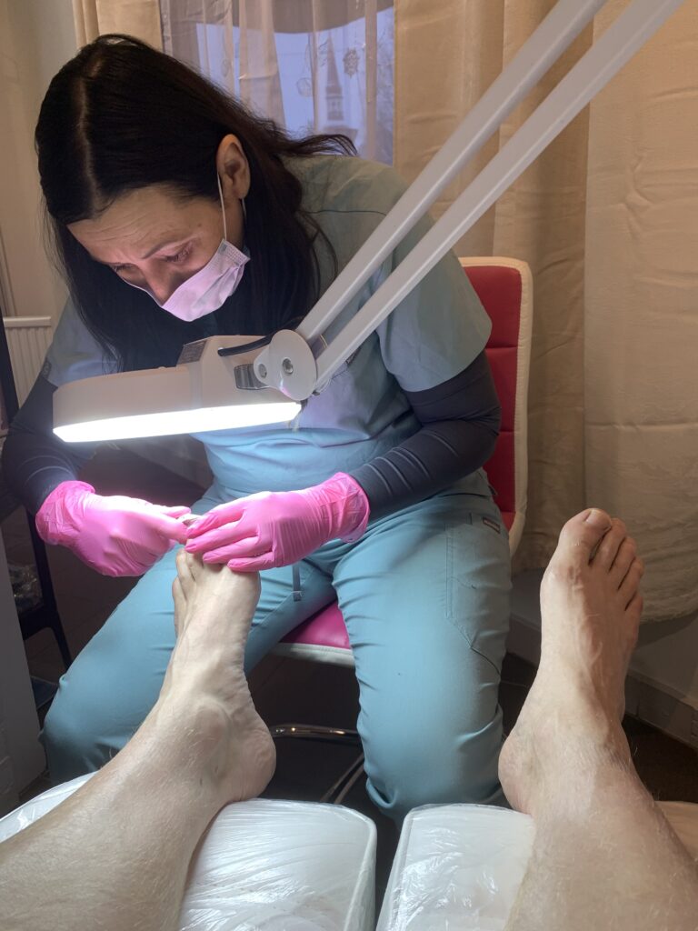 11 Abi Tervisekabineti pediküüri ruum 11 Abi Tervisekabinetis lahendab jalaravispetsialist klindi jalgadega seonduvat muret